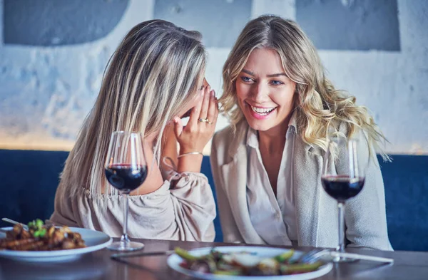 Twee meiden vrienden eten lunch in restaurant — Stockfoto
