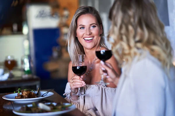 Deux amies déjeunent au restaurant — Photo