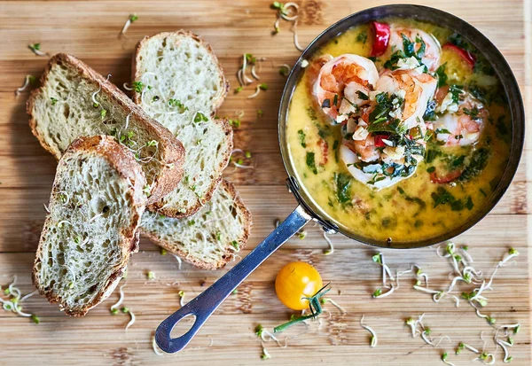 Gamberetti piccanti all'aglio Gamberetti su padella con limone e coriandolo — Foto Stock