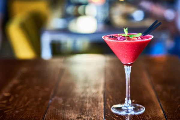 Cocktail på baren counter — Stockfoto