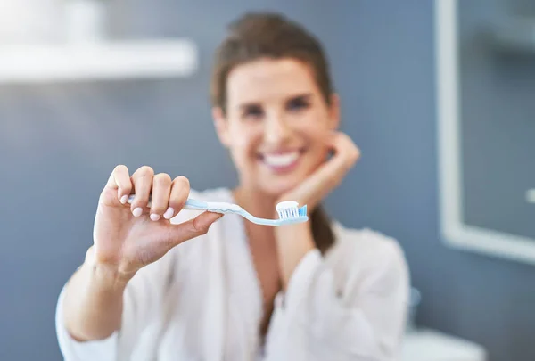 Vacker brunett kvinna borsta tänderna i Bad rums — Stockfoto