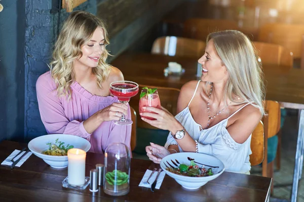 Twee meiden vrienden eten lunch in restaurant — Stockfoto
