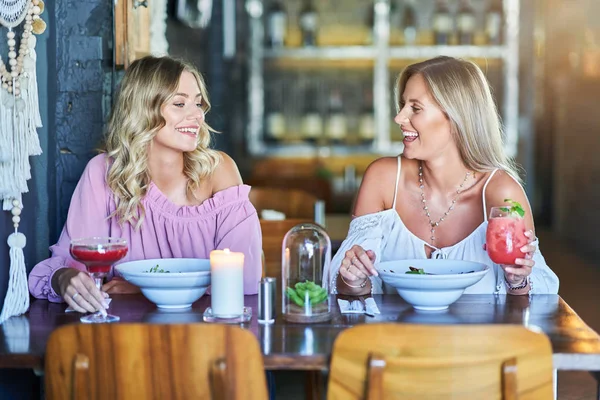 Twee meiden vrienden eten lunch in restaurant — Stockfoto