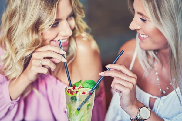 Two girl friends eating lunch in restaurant — Stock Photo, Image