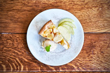 elmalı turta ve dondurma