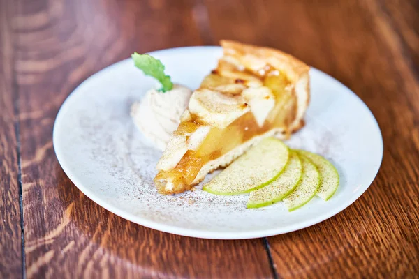 Apple pie and ice cream — Stock Photo, Image