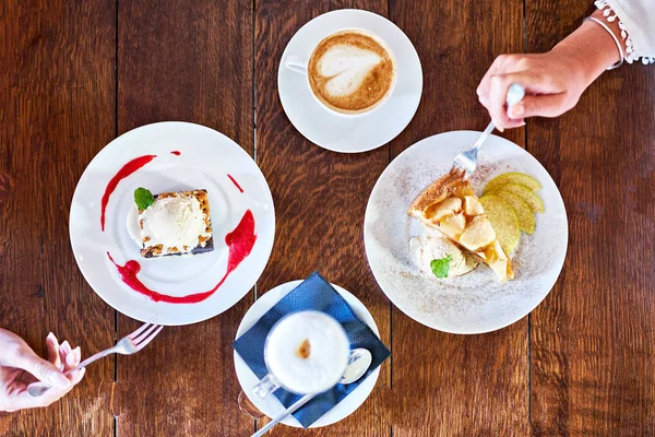 Två tjej vänner äter lunch i restaurang — Stockfoto