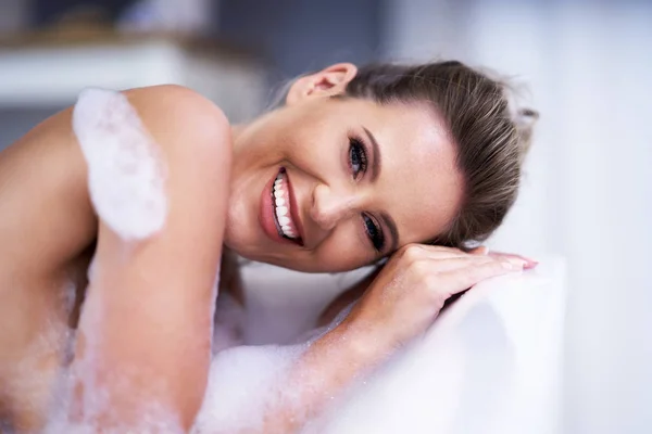 Крупный план портрета молодой женщины, отдыхающей в ванне — стоковое фото
