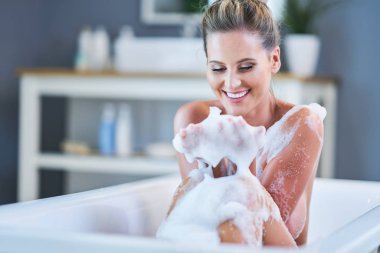 Banyo tüpünde dinlenen genç bir kadının yakın çekim portresi