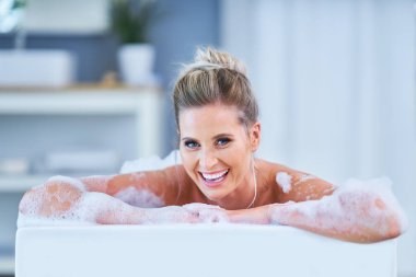 Banyo tüpünde dinlenen genç bir kadının yakın çekim portresi