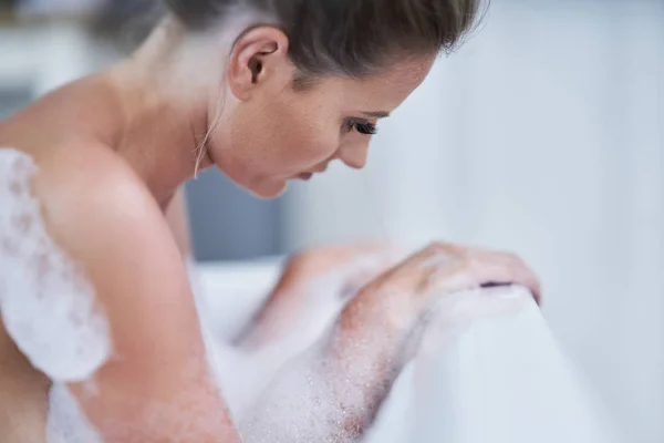 浴槽でくつろぐ若い女性のクローズアップポートレート — ストック写真