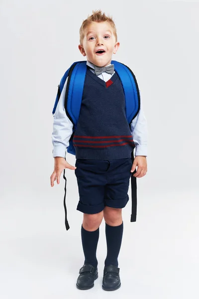 一个男孩准备上学的画像，在白色隔离 — 图库照片