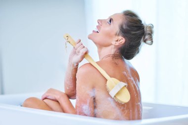 Banyo tüpünde dinlenen genç bir kadının yakın çekim portresi