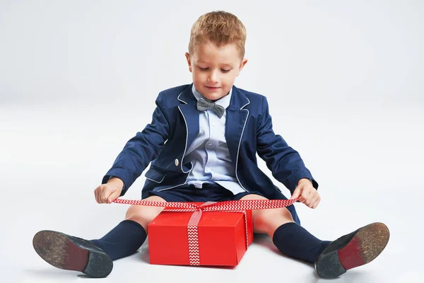 Porträtt av Happy Cute liten Kid Holding gift — Stockfoto