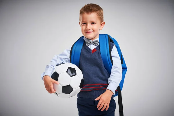 Portrét chlapce připraveného ke škole izolovaně na bílém — Stock fotografie