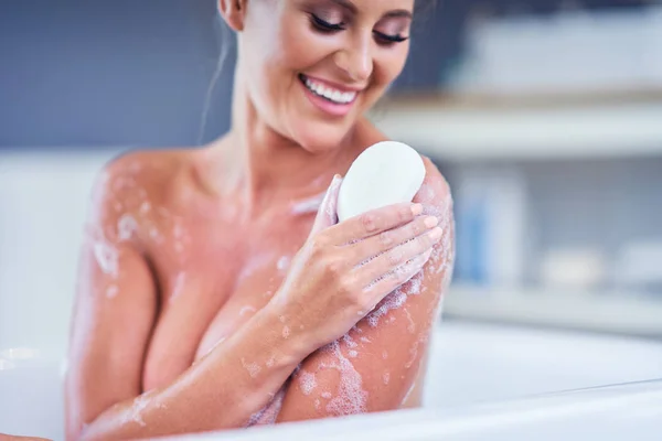 Nahaufnahme einer jungen Frau, die sich in der Badewanne entspannt — Stockfoto