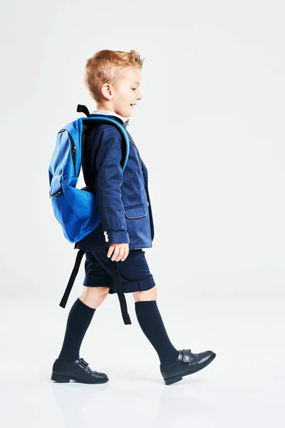 Портрет хлопчика, готового до школи, ізольований на білому — стокове фото