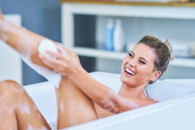 Banyo tüpünde dinlenen genç bir kadının yakın çekim portresi