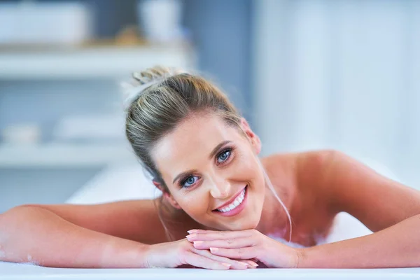 Nahaufnahme einer jungen Frau, die sich in der Badewanne entspannt — Stockfoto