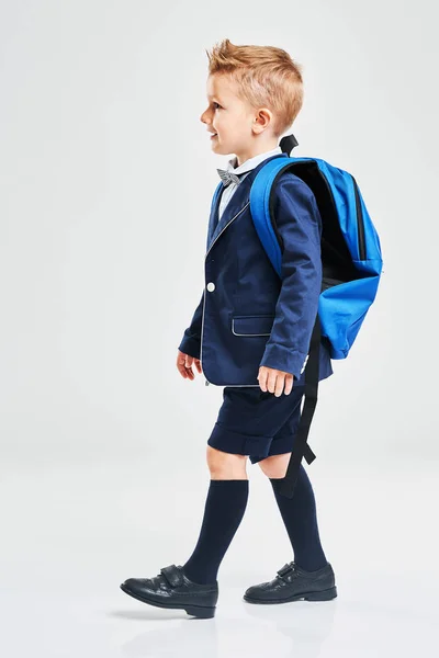 Ritratto di un ragazzo pronto a scuola isolato su bianco — Foto Stock