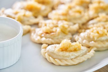 Beyaz tabakta et li kavrulmuş soğan dolması kızartılmış köfte