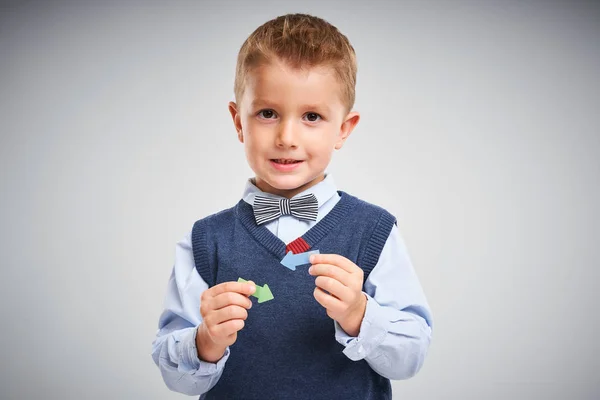 Porträt eines 4-jährigen Jungen, der mit Pfeilen über Weiß posiert — Stockfoto