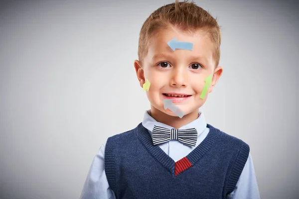 一个4岁男孩用箭头在白色上摆姿势的肖像 — 图库照片