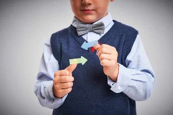 Retrato de um menino de 4 anos posando sobre branco com setas — Fotografia de Stock