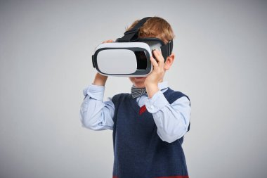 Beyazın üzerinde poz veren 4 yaşındaki bir çocuğun portresi