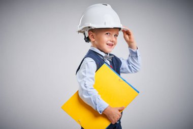 Beyazın üzerinde poz veren 4 yaşındaki bir çocuğun portresi