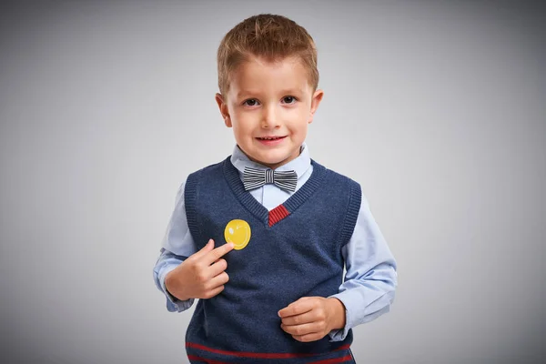 Портрет 4-річного хлопчика, що позує на білому з значком — стокове фото