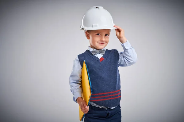 Портрет чотирирічного хлопчика, що позує над білим — стокове фото