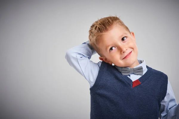 Porträt eines 4-jährigen Jungen, der über Weiß posiert — Stockfoto