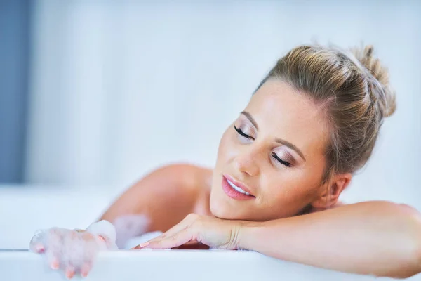 Nahaufnahme einer jungen Frau, die sich in der Badewanne entspannt — Stockfoto