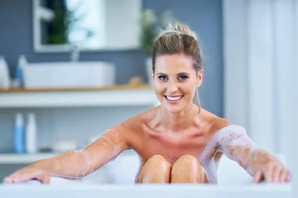 Nahaufnahme einer jungen Frau, die sich in der Badewanne entspannt — Stockfoto