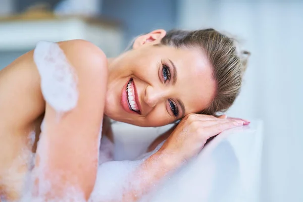 Close-up portret van een jonge vrouw ontspannen in de badtube — Stockfoto