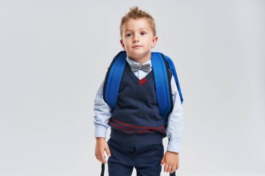 Beyaz üzerine izole okula hazır bir çocuğun portresi