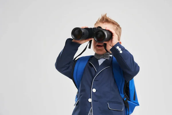 Retrato de un niño listo para la escuela aislado en blanco — Foto de Stock