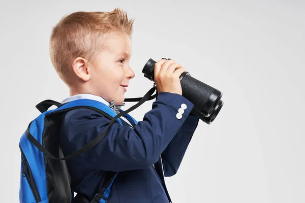 Ritratto di un ragazzo pronto a scuola isolato su bianco — Foto Stock