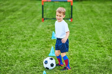 Little Boy açık havada futbol pratik