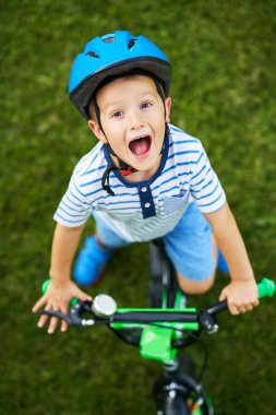 Mutlu 3 yaşındaki çocuk bisiklete binerken eğleniyor