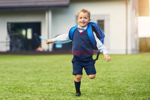 Happy Little przedszkola Kid Boy z plecaka pozowanie na zewnątrz — Zdjęcie stockowe