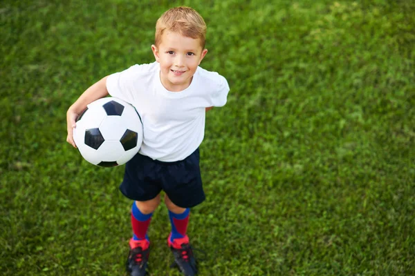 Liten pojke som utövar fotboll utomhus — Stockfoto