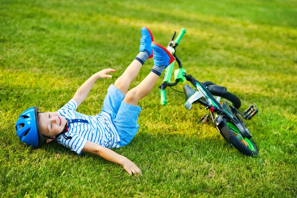 Feliz menino de 3 anos de idade se divertindo andando de bicicleta — Fotografia de Stock