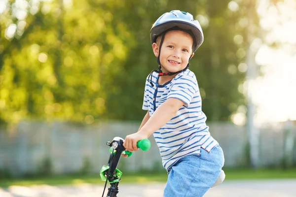 Feliz menino de 3 anos de idade se divertindo andando de bicicleta — Fotografia de Stock