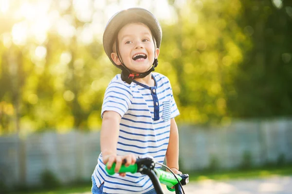 Feliz menino de 3 anos de idade se divertindo andando de bicicleta — Fotografia de Stock