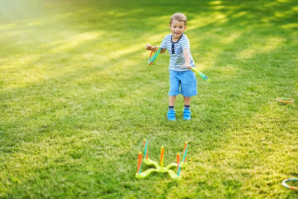 Szczęśliwy 3 rok stary chłopak mający zabawa gra na zewnątrz — Zdjęcie stockowe