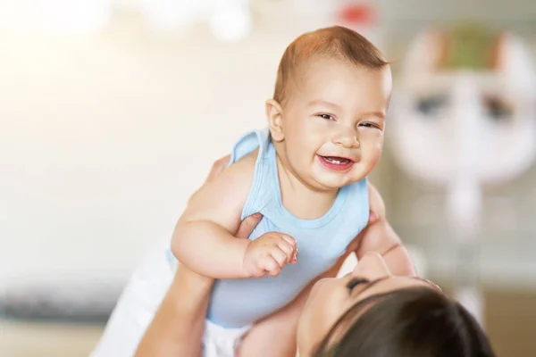 Mãe e seu bebê recém-nascido — Fotografia de Stock