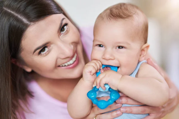 Mãe e seu bebê recém-nascido com anel de dentição — Fotografia de Stock