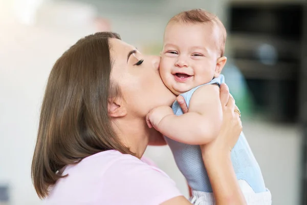 Mutter und ihr Neugeborenes — Stockfoto